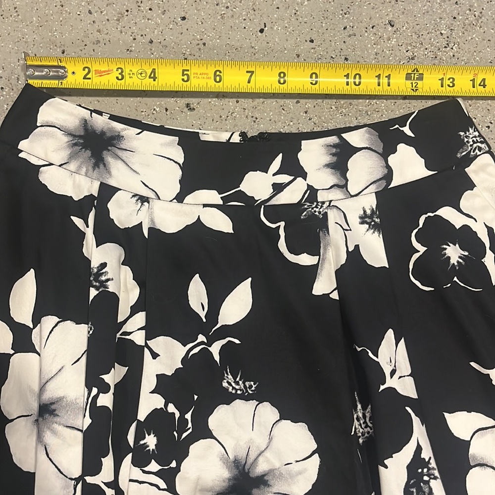 WHITE HOUSE BLACK MARKET FLORAL A-LINE PLEATED SKIRT BLACK WHITE SIZE 4 - Picture 9 of 11